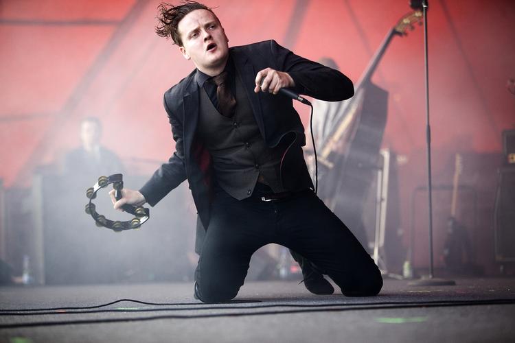 Arbejdssejr. Forsanger Sebastian Wolff på knæ, da Kellermensch åbnede årets Roskilde Festival. Bandet lefler bestemt ikke for folkets gunst, men tog stikket hjem alligevel fra Orange Scene. 