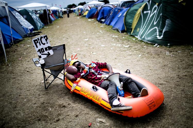 afrusning. Denne ungersvend er faldet blødt. Festivalens medicinske stab har travlt, men heldigvis har der de seneste dage været tale om småskavanker eller forbigående problemer med rusmidlerne. 