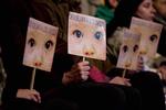 Aflever! Demonstranter med skilte med påskriften 'Aflever børnene' demonstrerede foran retssalen. 