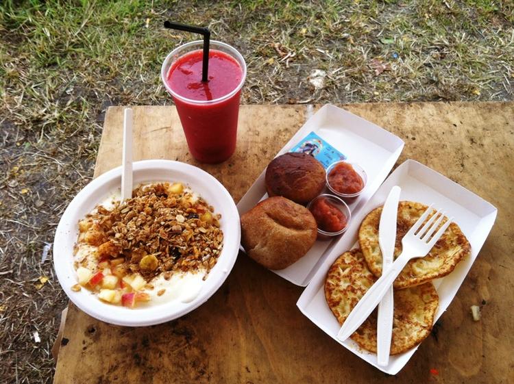 Komplet. Mummbais morgenmad er nærmest perfekt: yoghurt, smoothie, pandekager og friskbagt brød med kompot. Så kan man godt tilgive de svinske omgivelser for en stund. 