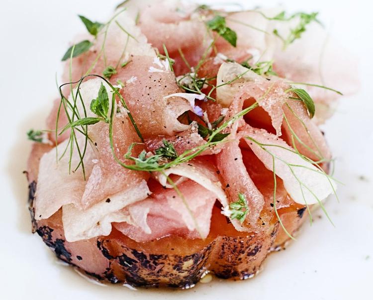 Rosa med grønt. Vandmelon og tomater får et friskt pift af mynte. 