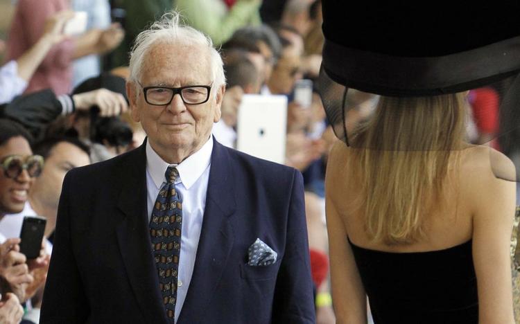 Barnløs. Pierre Cardin har ingen arvinger, og leder efter et menneske, der vil overtage imperiet. 