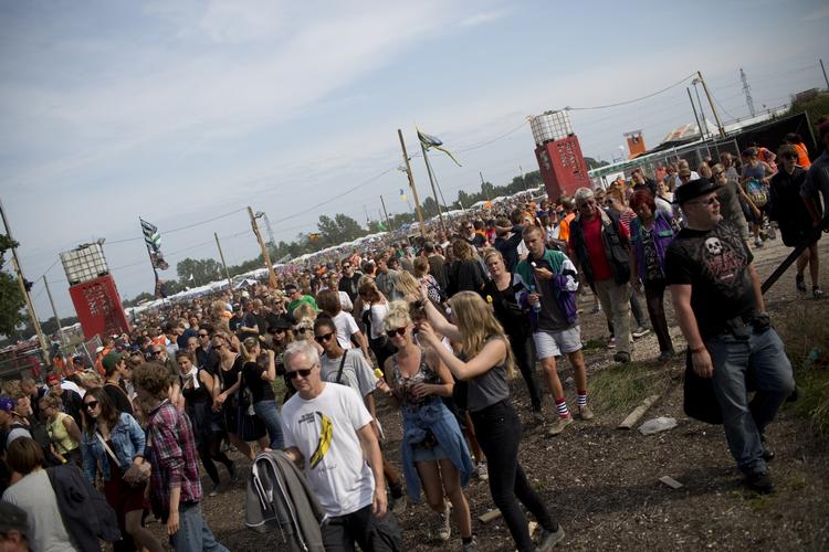 Højdepunkt. Musikdagene er begyndt, og det betyder endnu flere mennesker på Roskilde Festival. Politiet kæmper mod både med telefontyve og stoffer. 