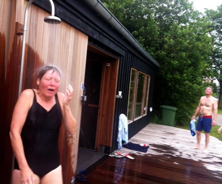 FRILUFT. Nyd koldt vand og frisk luft efter en tur i Amagers nye fællessauna. 