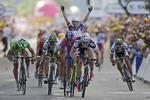 SPURTKANONER. Greg Henderson (bagerst) glæder sig over, at holdkammeraten André Greipel (midten) udnytter hans fine forarbejde og vinder fjerde etape. 