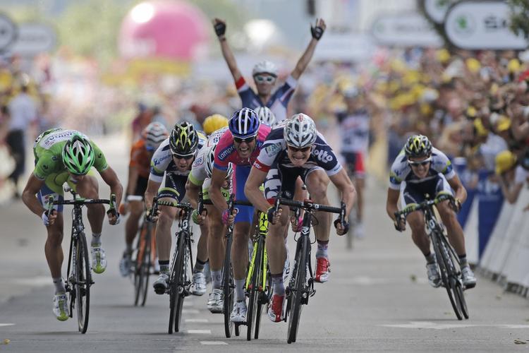 SPURTKANONER. Greg Henderson (bagerst) glæder sig over, at holdkammeraten André Greipel (midten) udnytter hans fine forarbejde og vinder fjerde etape. 
