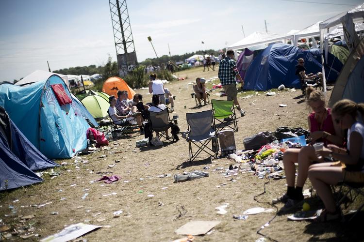 Møg. Overalt på Roskilde Festivals campingområde bliver skrald smidt ved teltene. 