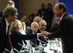 møde. Den amerikanske udenrigsminister Hillary Clinton hilser på den franske præsident Francois Hollande ved mødet i gruppen Syriens Venner i Paris i dag. Repræsentatnter for mere end 50 lande deltager. 