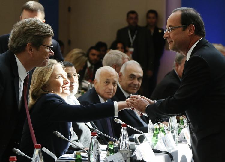 møde. Den amerikanske udenrigsminister Hillary Clinton hilser på den franske præsident Francois Hollande ved mødet i gruppen Syriens Venner i Paris i dag. Repræsentatnter for mere end 50 lande deltager. 