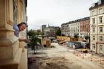 Metrorod. Gaden neden for Nils  Engelbrecht Sørensens vindue vil de  næste seks år være forvandlet til en  larmende og støvende byggeplads. 