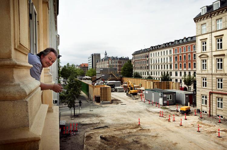 Metrorod. Gaden neden for Nils  Engelbrecht Sørensens vindue vil de  næste seks år være forvandlet til en  larmende og støvende byggeplads. 