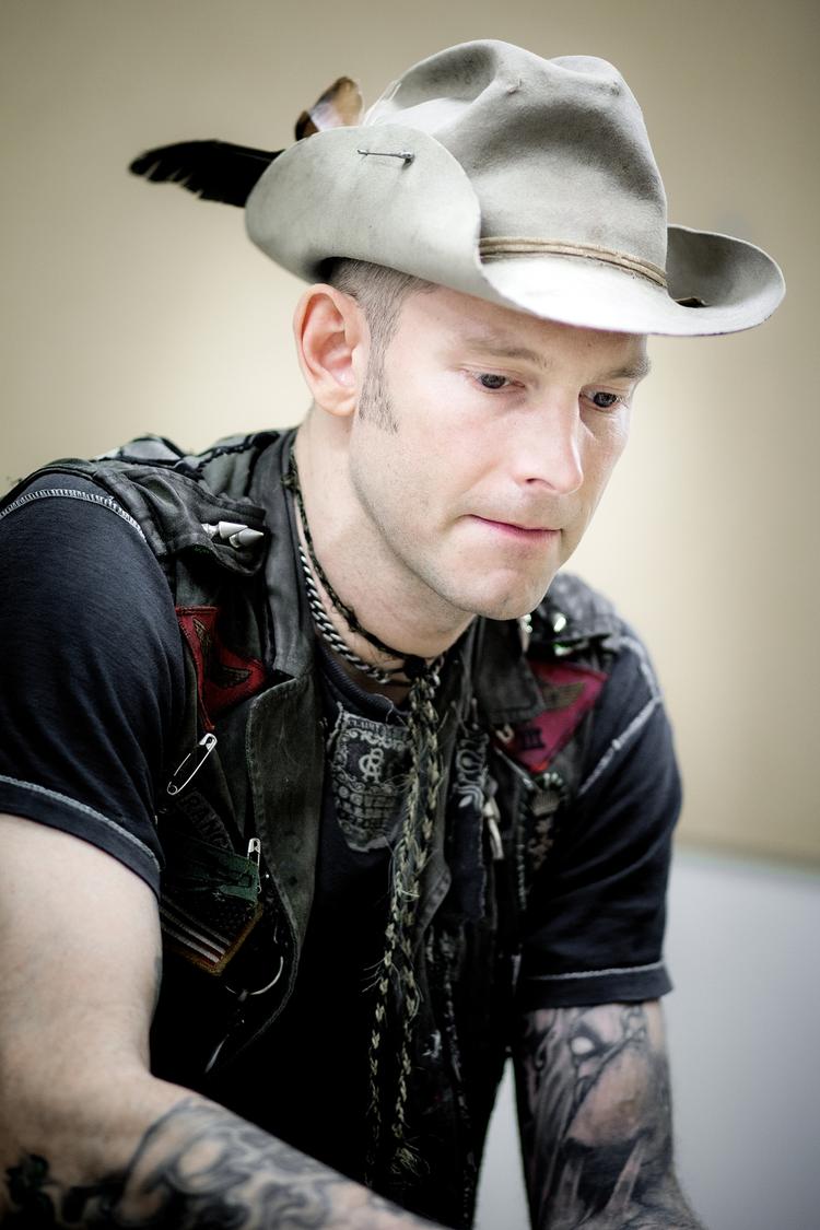 Rødder. Bedstefaderen er legenden Hank Williams, faderen er Hank WIlliams Jr. Men faderen gider Hank 3 ikke rigtig tale om. Og han kommer næppe til at lave politiske sange ligesom faderen, slår han fast. 
