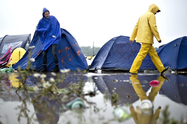 vandpantomime. Tidligere i dag så det sådan her ud på Roskilde Festivalen. Men nu er det slut med regn, lover meteorologerne. 