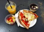 Mums. Cofoco viser, hvordan man laver en indbydende festivalmenu: sprød pizza med fint afstemt fyld, friskpresset juice, frugtsalat og en luftig tiramisu. Tak for mad. 