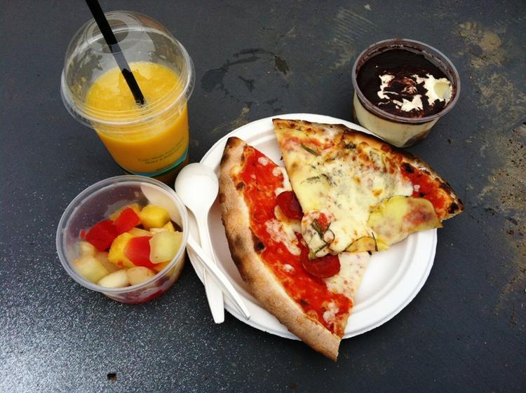 Mums. Cofoco viser, hvordan man laver en indbydende festivalmenu: sprød pizza med fint afstemt fyld, friskpresset juice, frugtsalat og en luftig tiramisu. Tak for mad. 