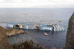 Kæntret. Costa Concordia ligger fortsat hvor det gik ned i januar i år. 