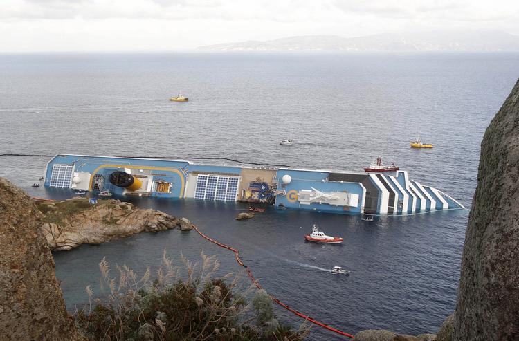 Kæntret. Costa Concordia ligger fortsat hvor det gik ned i januar i år. 