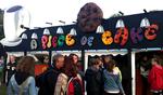 Afløb. Roskilde Festival har en del gæster  med pludselig opstået behov for noget sødt. Piece of Cake kan stille trangen med godt hjemmebag. 