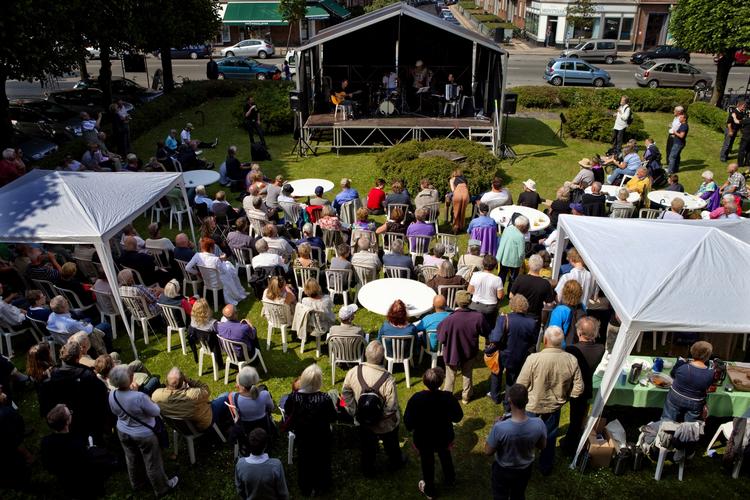 Byfestival. På Copenhagen Jazz Festival drikker publikum også øl og hører musik udendørs. Alligevel gør festivalen ikke byen fortræd. 