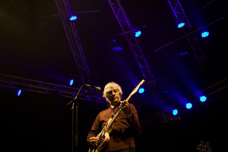 Hypnotisk. Det var en fornøjelse at se Lee Ranaldo mishandle guitaren. 