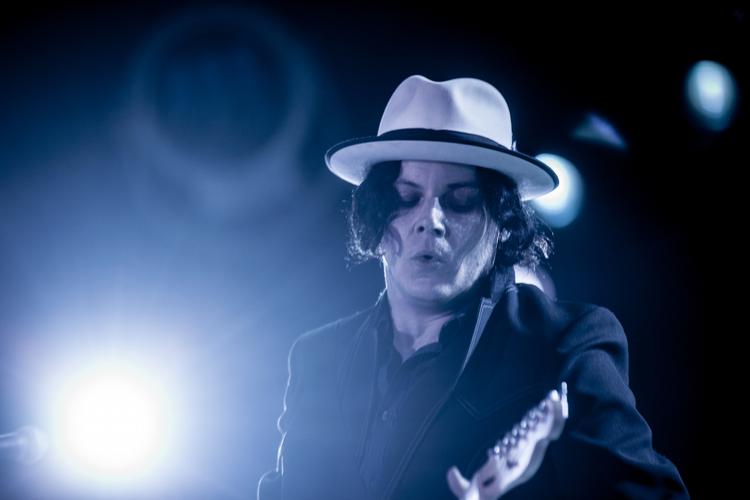 White. Jack White havde sine påfugle med til Roskilde: En kvindeband, der kan spille rock, så det ruller og peger på country. 