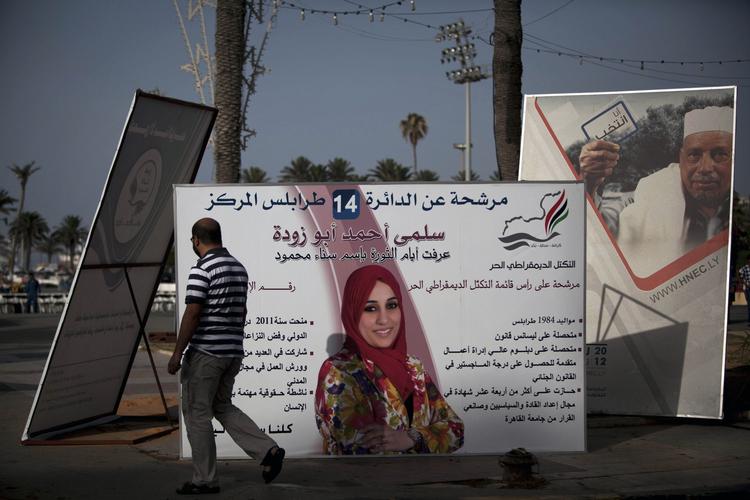 Valg. Valgplakaterne pryder det centrale Tripoli forud fra dagens valg i Libyen. Det er første gang i 60 år, at libyerne kan deltage i et frit valg. 