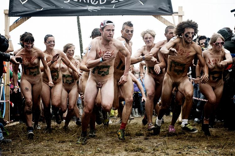 Spurt. Årets nøgenløbere bliver igen i år udfordret af det mudrede og glatte underlag. 