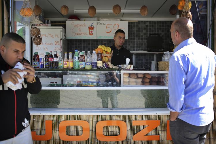 Juice. Frugtvognen ligger på Axeltorv - lige ved Cirkusbygningens indgang. 