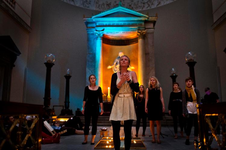 Midnight. Fredag aften bød Københavns Domkirke på koncert med Dodebum a.k.a. Henrik Sundh og koret IKI, der i 2011 vandt prisen for Årets Danske Vokaljazzudgivelse. 