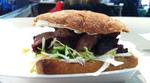 Trøstemad. Midt i pløret er det rart at kunne gå i tørvejr hos Monas Køkken og få en lun sandwich. 