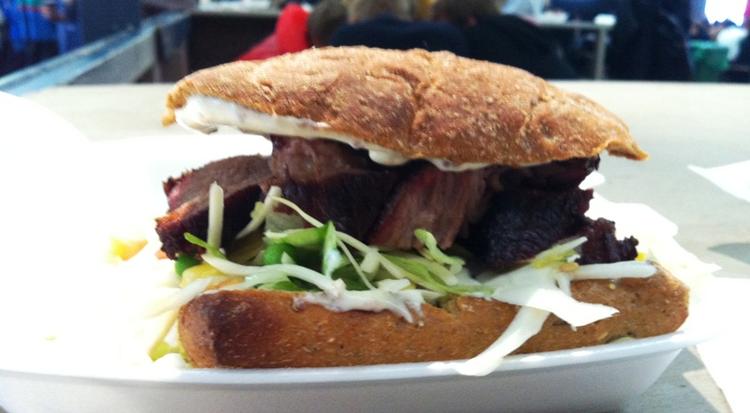 Trøstemad. Midt i pløret er det rart at kunne gå i tørvejr hos Monas Køkken og få en lun sandwich. 