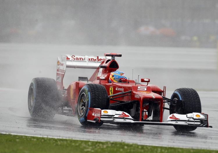 UVEJR. Regnen voldte flere kørere problemer, men ikke Fernando Alonso. 