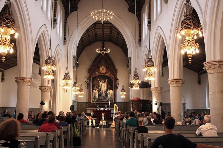 Gotik. Sankt Jacobs Kirken er tegnet af arkitekten Ludvig Fenger i en stilart, som kaldes engelsk gotik. 