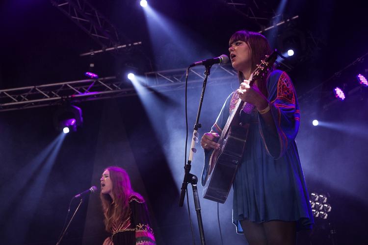 NEOHIPPIE. Johanna stod bag sit keyboard, og Klara spillede guitar, mens deres lange hår slangede sig ned over de  spraglede kjoler. 