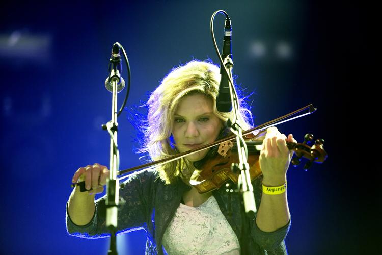 For lavt. Krauss' koncert var skæmmet af så lav lyd, at det var betragteligt lettere at høre, hvad der blev talt om 10 meter væk, end hvad der strømmede fra scenen i blide strømme. 