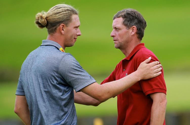 Delt. Anders Hansen (th) deler føringen før sidste runde af European Tour-turneringen Alstom Open i Paris med englænderen David Howell. 