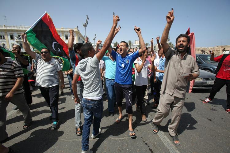 Valgdag. Libyske vælgere løfter deres pegefinger, som er indsmurt i lilla blæk, der viser, at de har afgivet deres stemme ved dagens valg. 