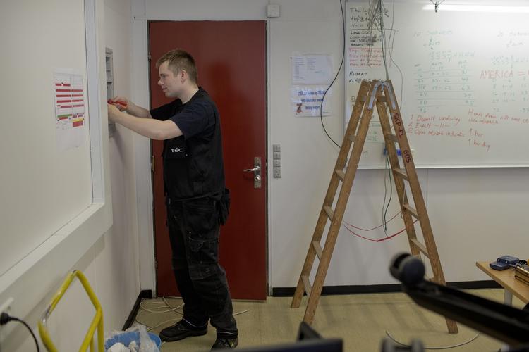 strømførende. Elias Holm er i skolepraktik på Teknisk Erhvervsskole Center i Ballerup. Hvis han færdiggør sin uddannelse til elektriker, har han bedre muligheder for at få job end sine kolleger i andre nordiske lande.  Foto: Peter Hove Olesen 