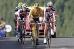 SAT. Fabian Cancellara (midten) og de to belgiere, Jelle Vanendert (tv) og Jurgen Van Den Broeck, var blandt de favoritter, der ikke kunne følge Skys tempo. 