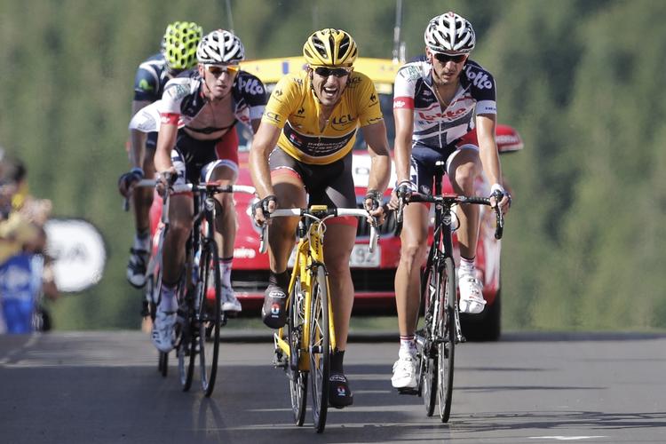SAT. Fabian Cancellara (midten) og de to belgiere, Jelle Vanendert (tv) og Jurgen Van Den Broeck, var blandt de favoritter, der ikke kunne følge Skys tempo. 