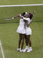 DRONNINGEN. Serena Williams vandt først Wimbledon alene og siden sammen med søsteren Venus. 