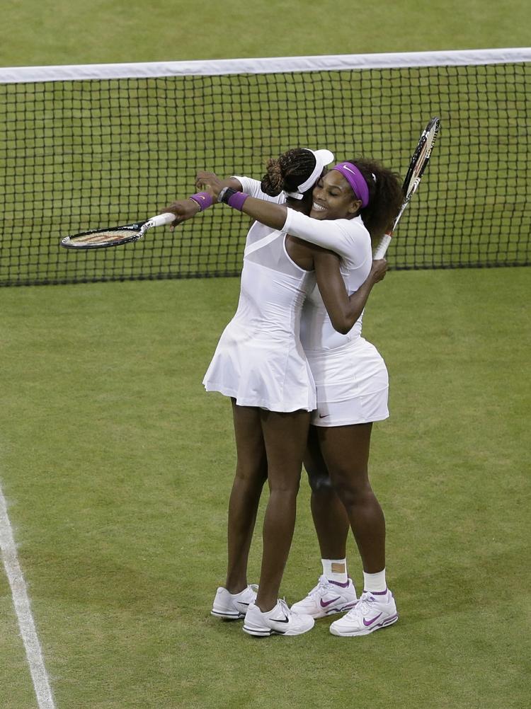 DRONNINGEN. Serena Williams vandt først Wimbledon alene og siden sammen med søsteren Venus. 
