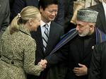 Udviklingsstøtte. USA's udenrigsminister Hillary Clinton hilser på Afghanistans Hamid Karzai ved konferencen i Tokyo. 