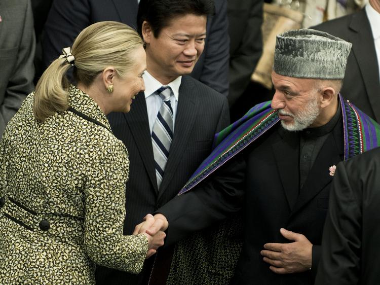 Udviklingsstøtte. USA's udenrigsminister Hillary Clinton hilser på Afghanistans Hamid Karzai ved konferencen i Tokyo. 