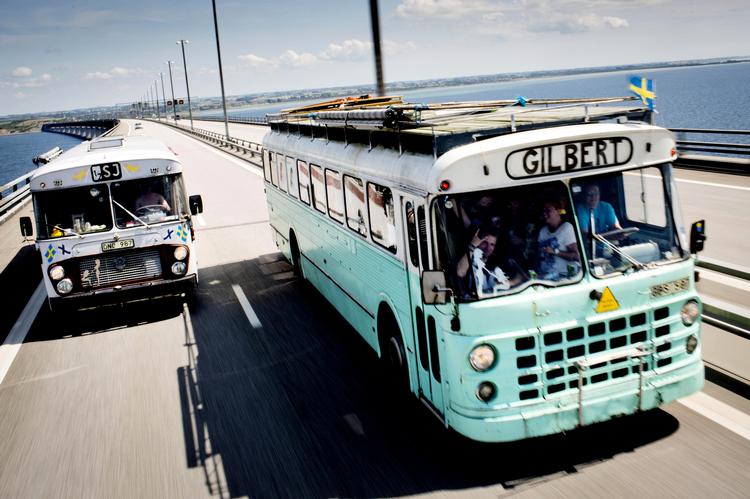 Vejene. Svenskerne kører over Øresundsbroen mod Roskilde Festival i de gamle rutebiler Torpa fra 1967, Gilbert fra 1965 og Ingrid fra 1967. Da de når den danske side, bunder alle deres øl for Danmark.