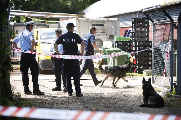 Sexovergreb. Politiet afspærrede et område i mediebyen på Roskilde Festival efter en svensk kvinde havde anmeldt en voldtægt. 