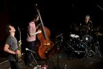 Livedebut. Den nye dansk-norsk-amerikanske trio består af Jakob Bro på guitar, Thomas Morgan på bas og Jon Christensen på trommer. 
