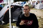 Fede. En del flere festivalgængere har på dette års Roskilde festival fået en bøde for at fyre op under den sjove tobak. 