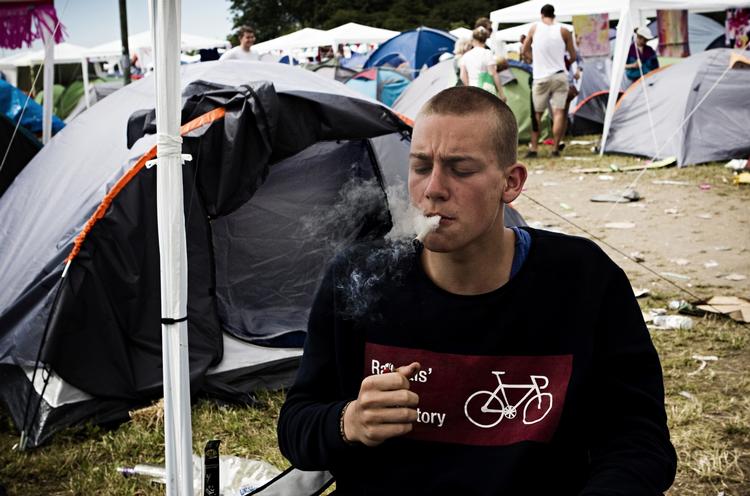 Fede. En del flere festivalgængere har på dette års Roskilde festival fået en bøde for at fyre op under den sjove tobak. 