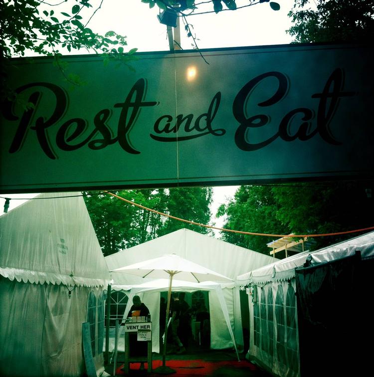 Autentisk? Hos Rest and Eat i mediebyen mænger kendisser sig med hinanden og drikker vin i tusindekronersklassen.